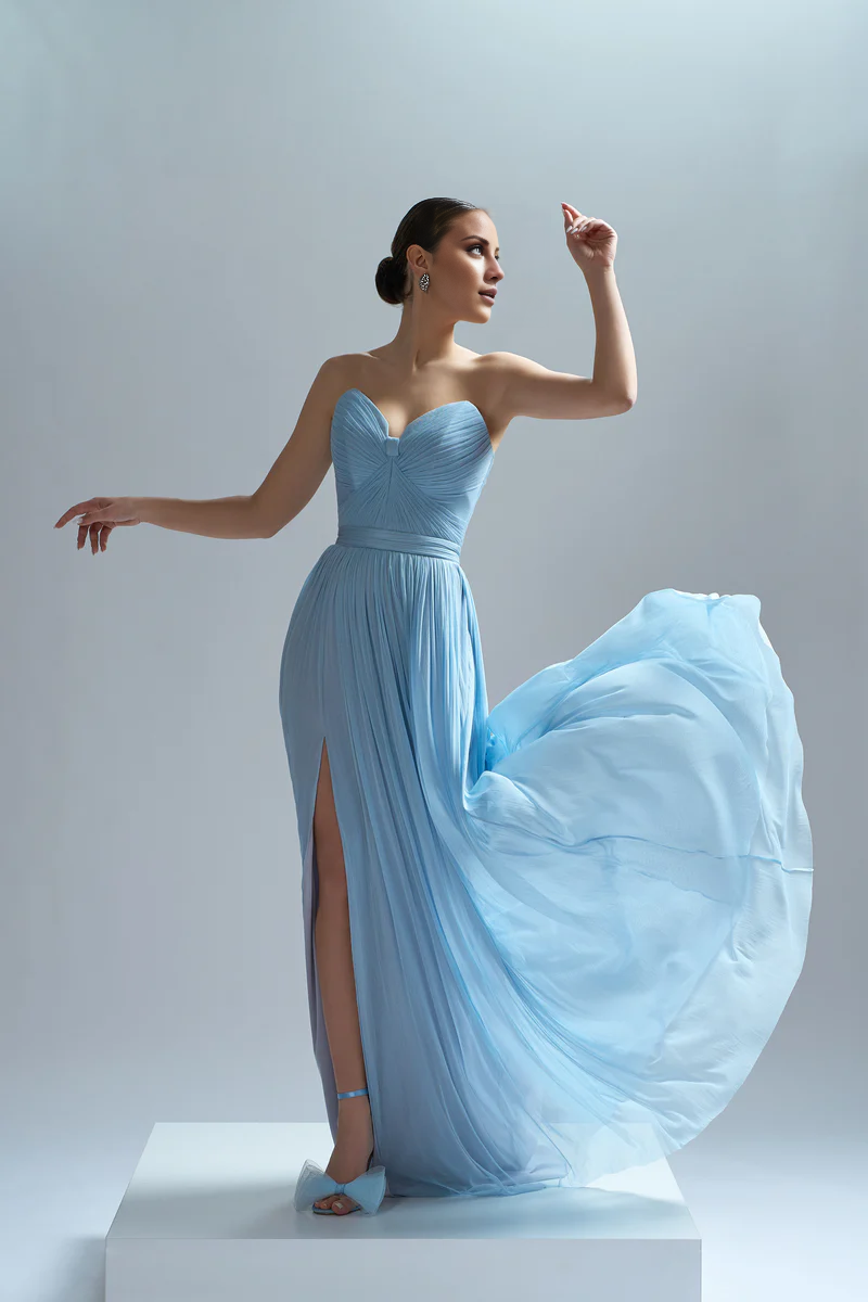 Abito da sera lungo in chiffon plissettato a trapezio con spacco e lunghezza al pavimento